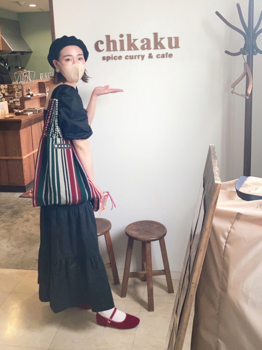「ワンピース、ブラック、ベレー帽、真っ黒コーデ、MARNI、大人可愛い、黒コーデ、大人ガーリー、カンフーシューズ、まっくろコーデ、オトナ女子、ハンモックバッグ」｜「MARNIのアイテム（トートバッグ、その他）」を使った、midoさん（レディース・165cm）の秋コーディネートの1枚目の写真