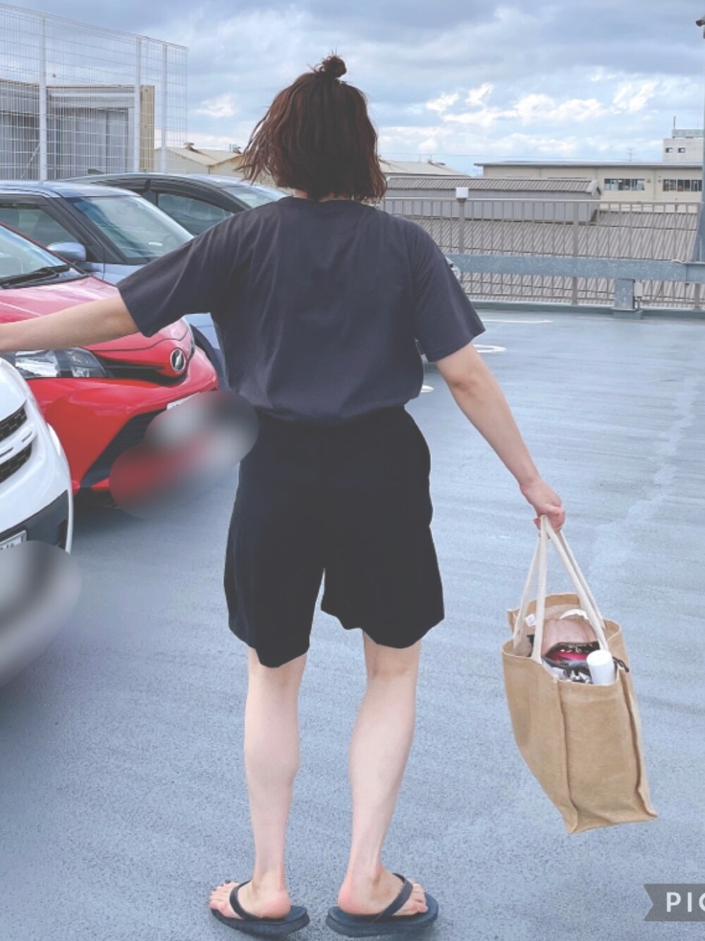 「ハーフパンツ、ボーイッシュ、黒、黒コーデ、夏」｜「niko and...のアイテム（Tシャツ/カットソー、ブラック系）」を使った、midoさん（レディース・165cm）の秋コーディネートの1枚目の写真