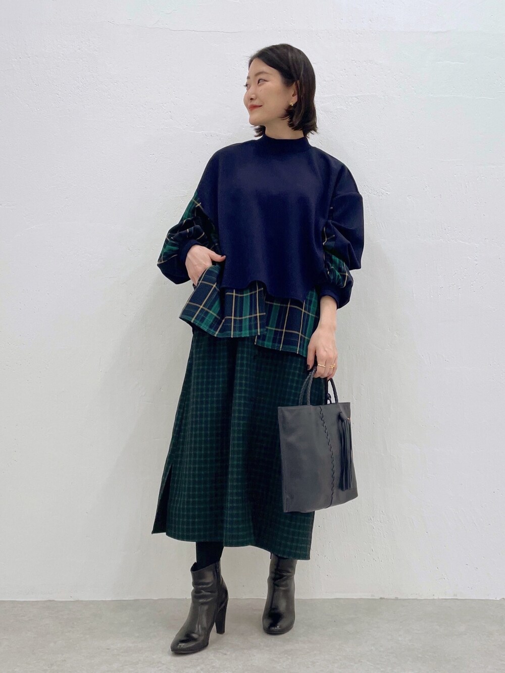 「トートバッグ、グリーン、レイヤードスタイル、オーバーサイズ、休日コーデ、シンプルコーデ、ear PAPILLONNER、スクエアバッグ、イアパピヨネ、チェック柄に恋してる、マイベストコーデ2021、スウェット、きれいめカジュアル、ネイビー、クリスマスに着たい服」｜「ear PAPILLONNERの【Brooklyn Charm(ブルックリンチャーム)×ear】コラボフリンジトート（トートバッグ、ブルー系）」を使った、ear_yamadaさん（レディース・159cm）の冬コーディネートの1枚目の写真