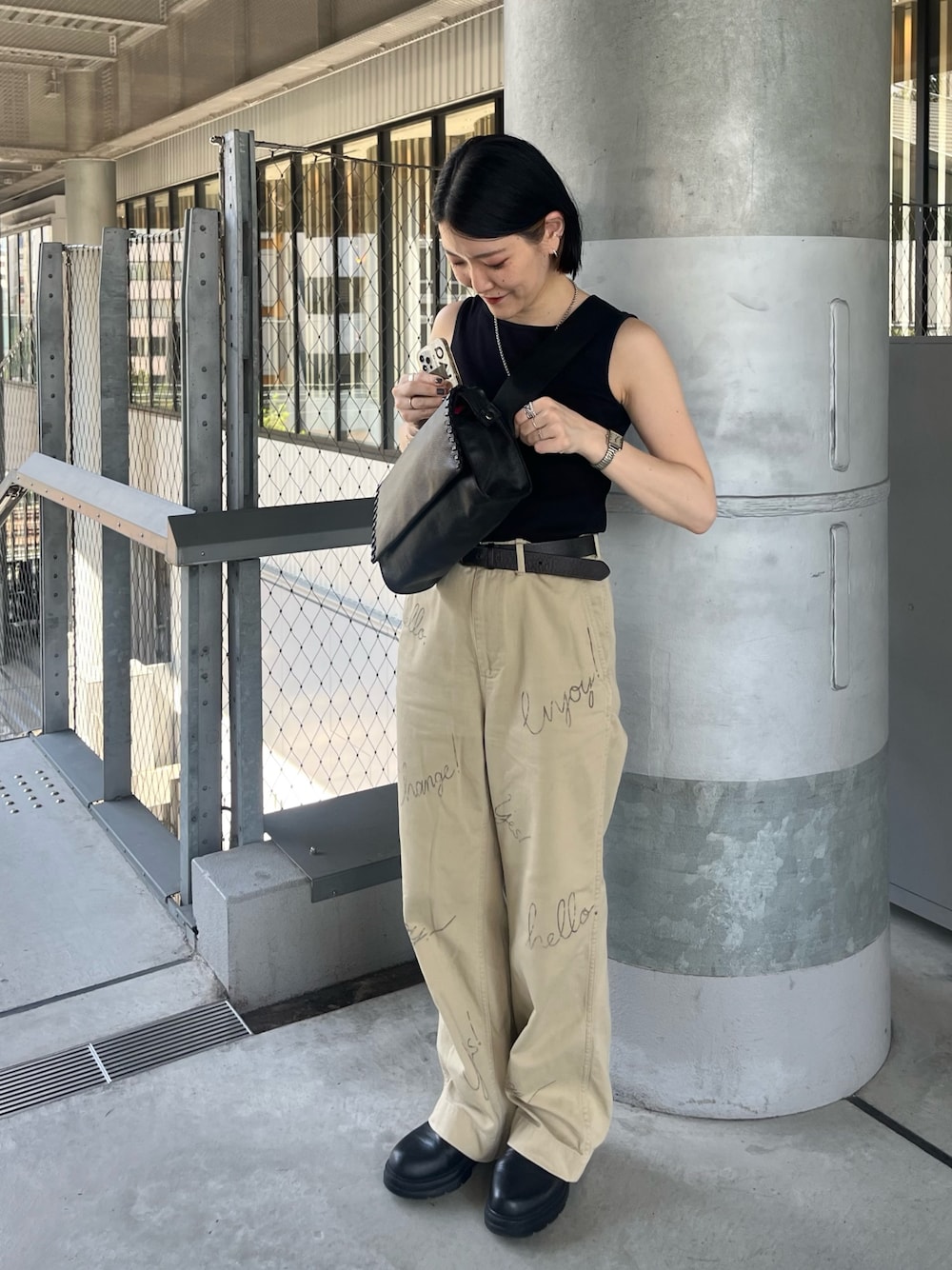 「イアパピヨネ、ear PAPILLONNER、スポーツミックス、モノトーン、ブーツ、厚底シューズ、ワイドパンツ、チノパンツ」｜「インスタ😊のアイテム（その他、ピンク系）」を使った、ear_yamadaさん（レディース・159cm）の秋コーディネートの1枚目の写真
