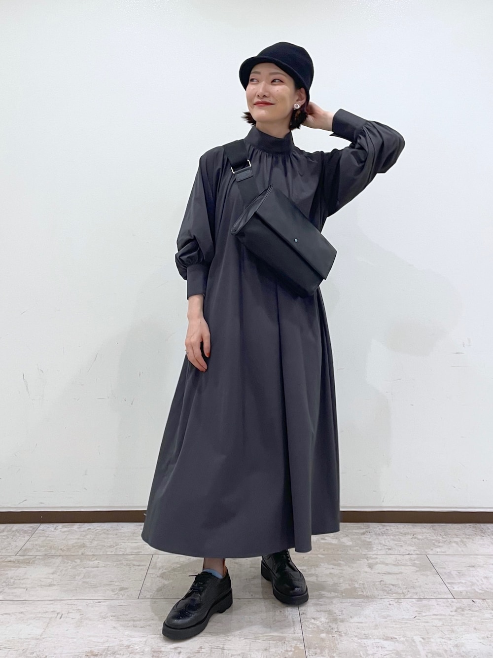 「イアパピヨネ、ear PAPILLONNER、ロングワンピース、マイベストコーデ2022、休日スタイル、韓国ファッション、きれいめカジュアル、冬コーデ、スニーカー、シンプルスタイル、ボディバッグ、ワンピース、ボリューム袖、ショルダーバッグ、レザーバッグ」｜「インスタ😊のアイテム（その他、ピンク系）」を使った、ear_yamadaさん（レディース・159cm）の冬コーディネートの1枚目の写真