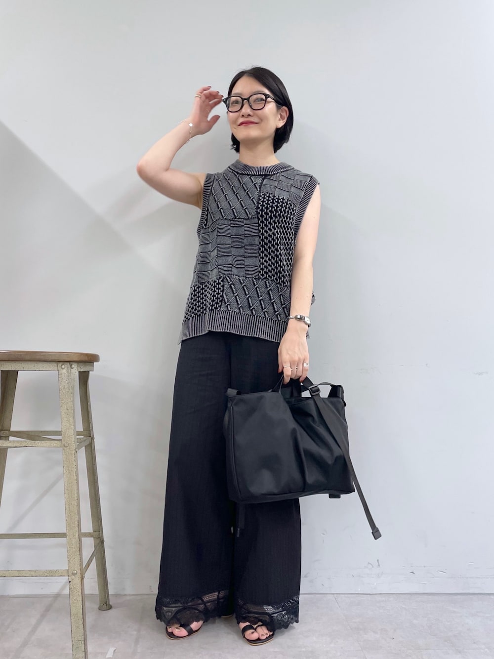 「ショルダーバッグ、秋服準備はじめました、着こなしのちょこっとテク、休日スタイル、きれいめカジュアル、シンプルコーデ、トートバッグ、お出かけコーデ、大人カジュアル、初秋コーデ、秋服、オフィススタイル、骨格ナチュラル、イアパピヨネ、ear PAPILLONNER」｜「ear PAPILLONNERのニットベスト【SUM1 STYLE(スミスタイル)】（ベスト、グレー系）」を使った、ear_yamadaさん（骨格ナチュラル・レディース・159cm）の夏コーディネートの1枚目の写真