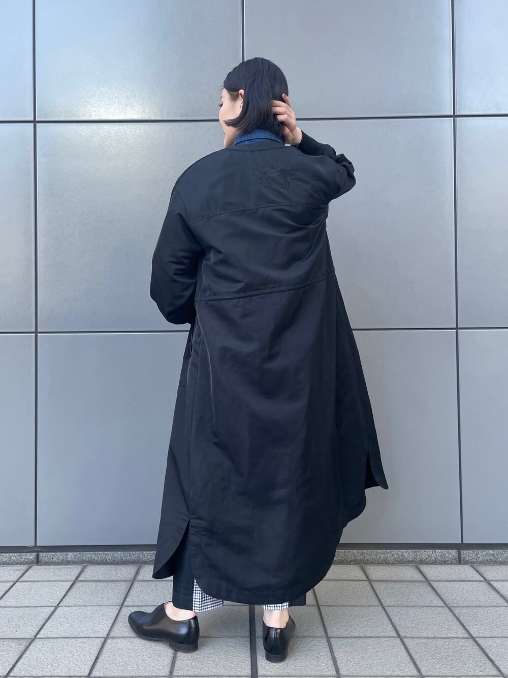 「イアパピヨネ、ear PAPILLONNER、ビッグカラー、ビッグシルエット、ロングワンピース、きれいめカジュアル、春アウター、ローファー、ブラックコーデ、レイヤードスタイル、デニムシャツ、スラックス、チェックパンツ、オフィスカジュアル、モノトーンコーデ」｜「ear PAPILLONNERの【SUM1 STYLE（スミ スタイル）】襟付き2WAY馬刺繍トレンチコート（トレンチコート、グリーン系）」を使った、ear_yamadaさん（レディース・159cm）の春コーディネートの4枚目の写真