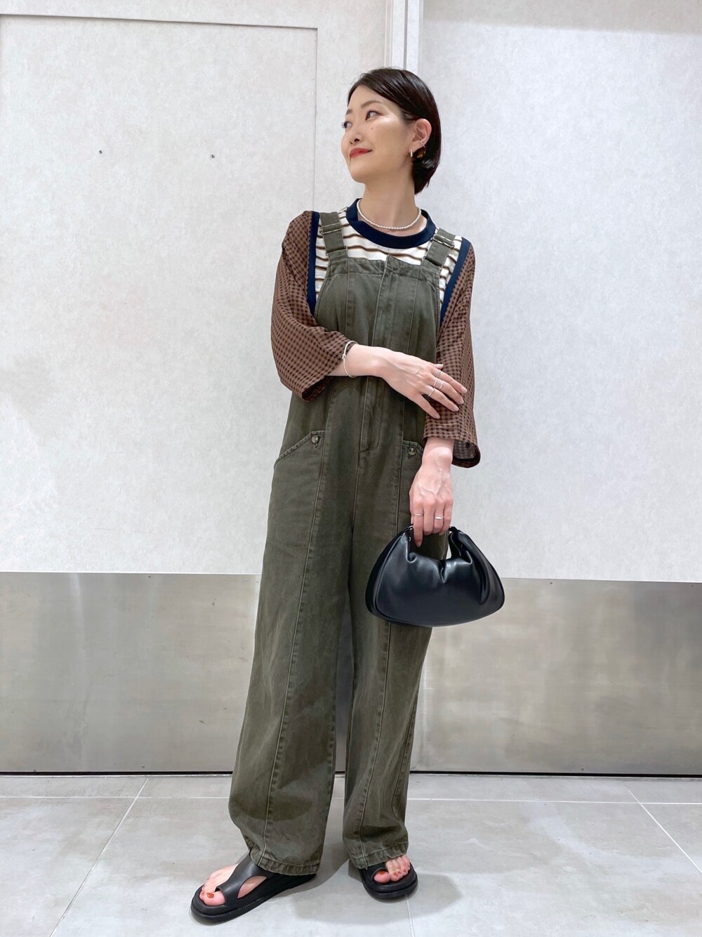 「イアパピヨネ、ear PAPILLONNER、シンプルコーデ、ロゴT、柄シャツ、ストリート、ハンドバッグ、ワントーンコーデ、オールインワン、サロペット、ミニバッグ、大人カジュアル、カジュアルコーデ、ブラウン、秋服準備はじめました」｜「インスタ😊のアイテム（その他、ピンク系）」を使った、ear_yamadaさん（レディース・159cm）の夏コーディネートの1枚目の写真