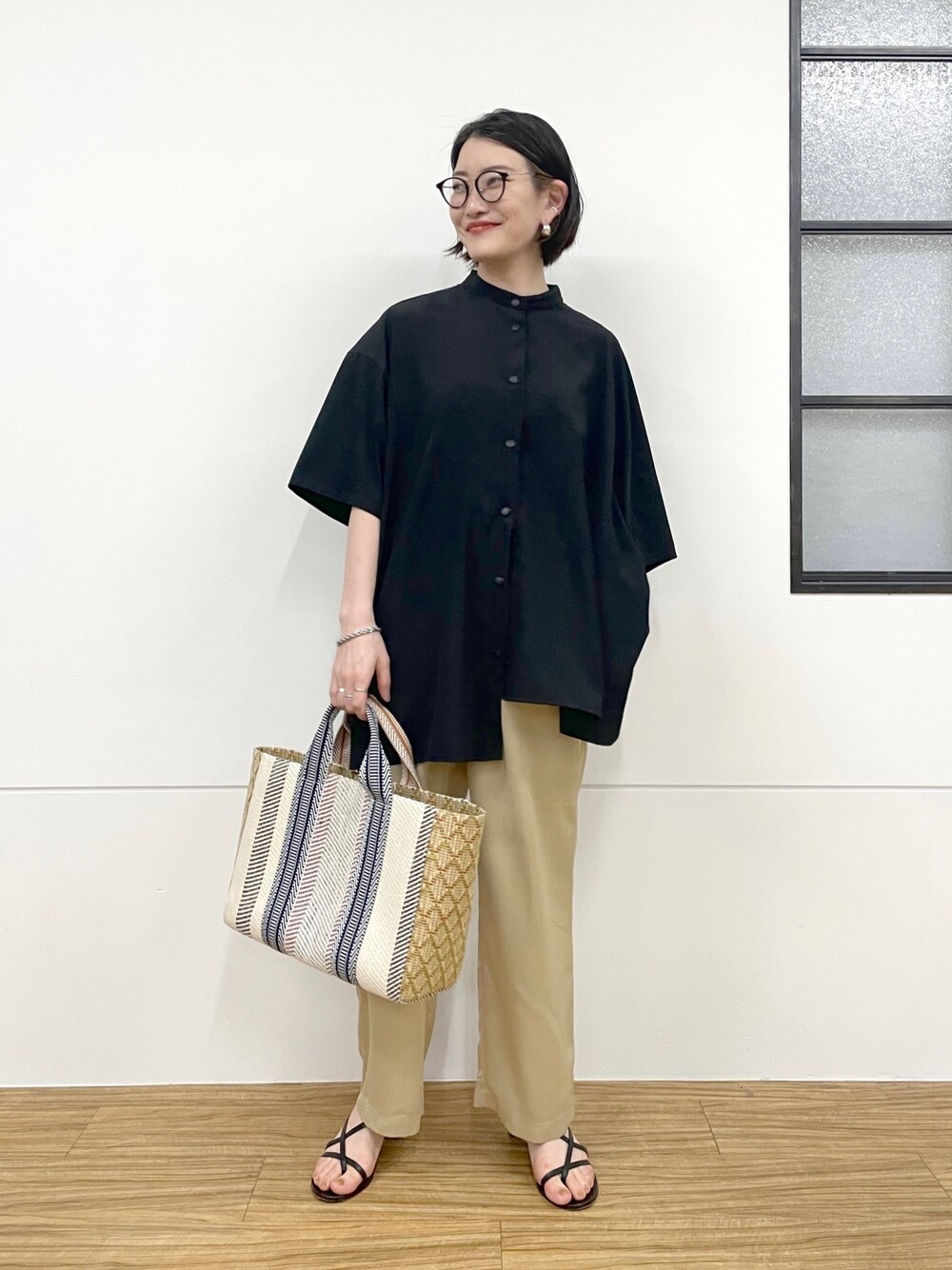 「シャツスタイル、カラーパンツ、ボストンバッグ、トートバッグ、春夏コーデ、休日スタイル、ビッグシルエット、きれいめカジュアル、イアパピヨネ、ear PAPILLONNER、かごバッグ、夏コーデ、カラー×コーデ、リラックススタイル、モード」｜「ear PAPILLONNERの”SUM1 STYLE（スミ スタイル）”　アシンメトリーシャツ（シャツ/ブラウス、ブラック系）」を使った、ear_yamadaさん（レディース・159cm）の春コーディネートの2枚目の写真