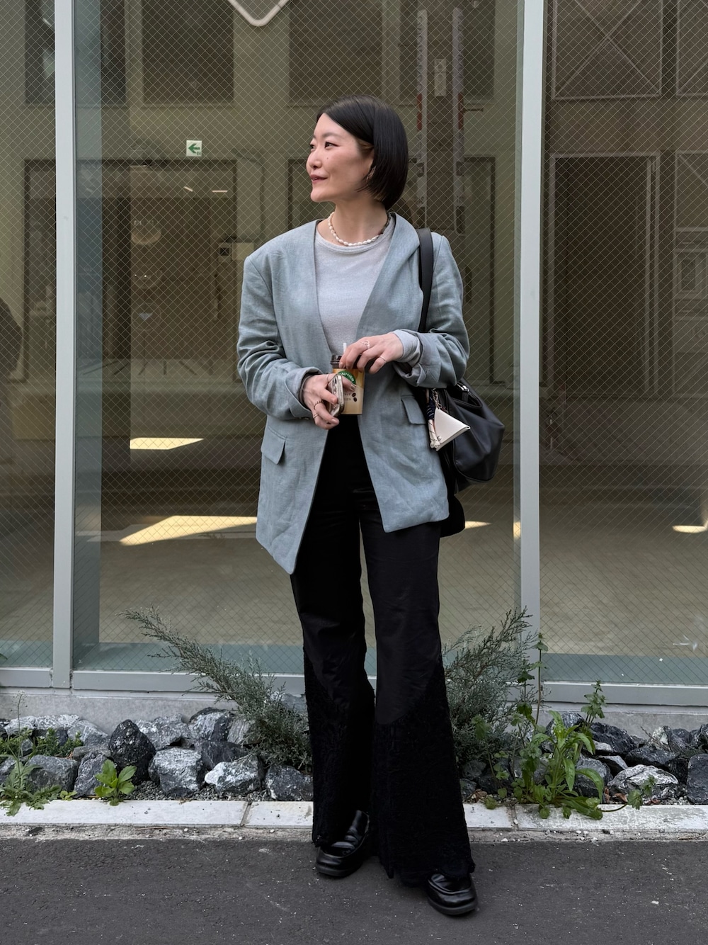 「ジャケット、テーラードジャケット、春色、春めき満開コーデ、トートバッグ、春コーデ、大人カジュアル、淡色コーデ、ショルダーバッグ、オトナカジュアル、きれいめコーデ、パンツコーデ、イアパピヨネ、ear PAPILLONNER」｜「ear PAPILLONNERの《本革》スワロ―マチショルダーバッグ（ショルダーバッグ、ブラック系）」を使った、ear_yamadaさん（レディース・159cm）の春コーディネートの1枚目の写真