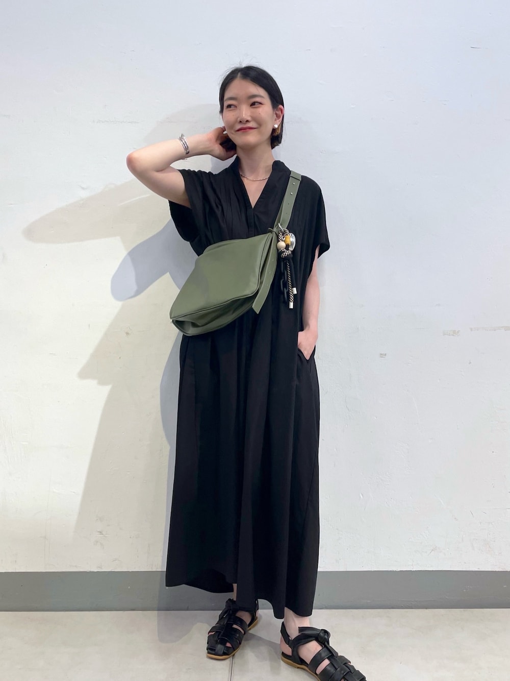 本革/470g》スワロ―マチショルダーバッグを使った人気ファッション