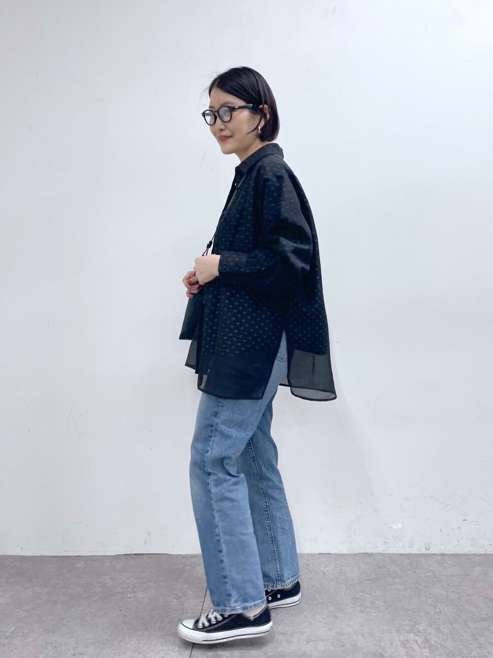 「イアパピヨネ、ear PAPILLONNER、メガネ女子、GU、ボリューム袖、タックイン、シンプルコーデ、コンバース、デニム、ロゴT、ドット、シアーシャツ、モノトーンコーデ、モノトーン、春コーデ」｜「GUのアイテム（デニムパンツ、ブルー系）」を使った、ear_yamadaさん（レディース・159cm）の冬コーディネートの3枚目の写真