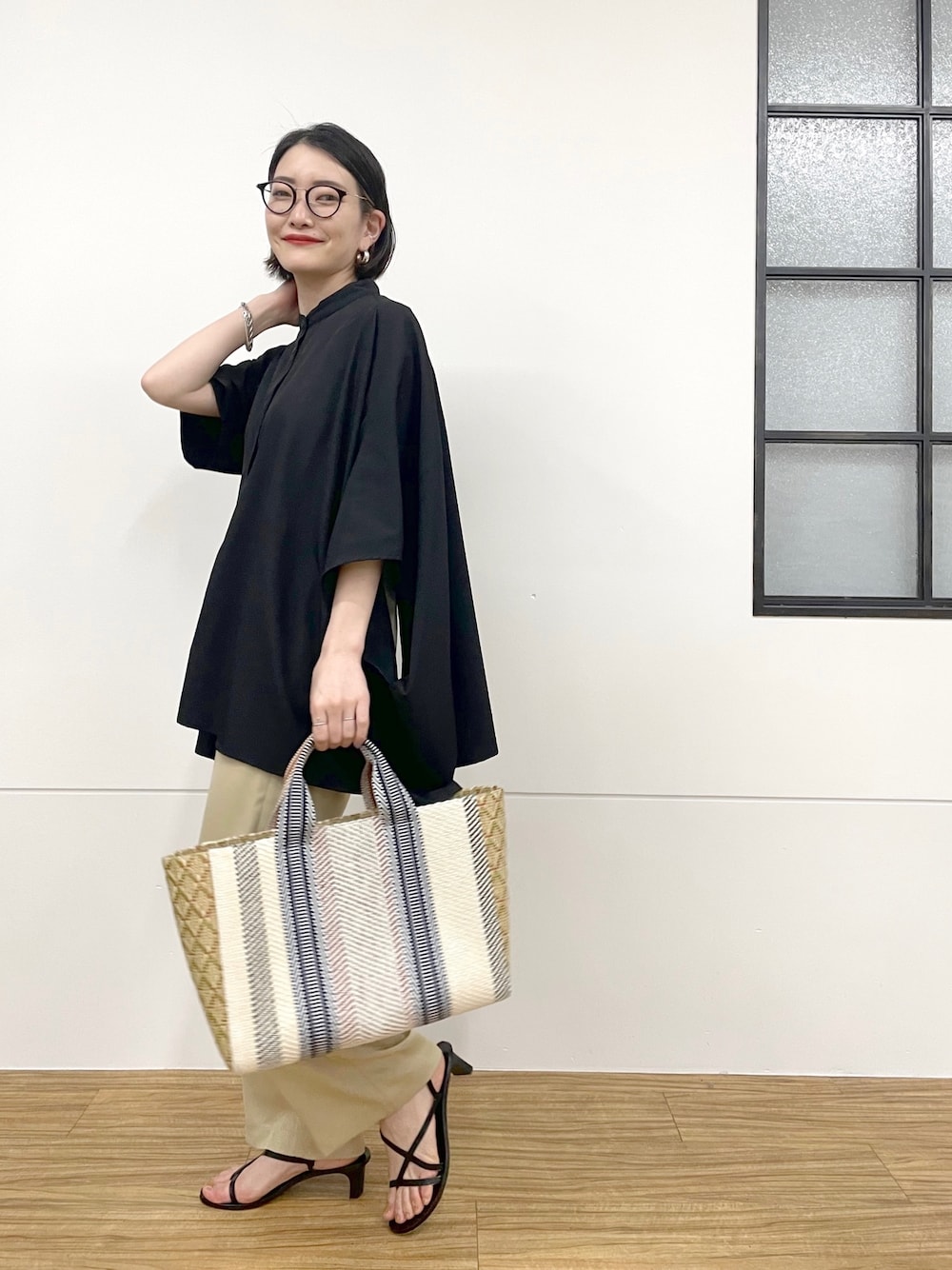 「シャツスタイル、カラーパンツ、ボストンバッグ、トートバッグ、春夏コーデ、休日スタイル、ビッグシルエット、きれいめカジュアル、イアパピヨネ、ear PAPILLONNER、かごバッグ、夏コーデ、カラー×コーデ、リラックススタイル、モード」｜「ear PAPILLONNERの”SUM1 STYLE（スミ スタイル）”　アシンメトリーシャツ（シャツ/ブラウス、ブラック系）」を使った、ear_yamadaさん（レディース・159cm）の春コーディネートの1枚目の写真