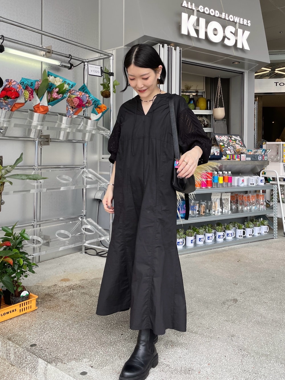 「イアパピヨネ、ear PAPILLONNER、秋っぽコーデ更新中、秋コーデ、モノトーン、ワンピース、厚底シューズ、ブーツ、デートコーデ、ショルダーバッグ、レザー」｜「インスタ😊のアイテム（その他、ピンク系）」を使った、ear_yamadaさん（レディース・159cm）の秋コーディネートの1枚目の写真
