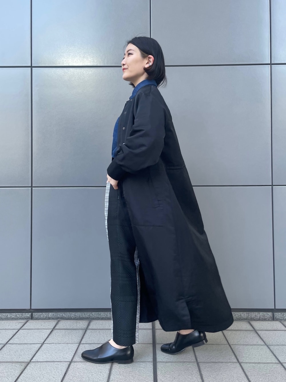 「イアパピヨネ、ear PAPILLONNER、ビッグカラー、ビッグシルエット、ロングワンピース、きれいめカジュアル、春アウター、ローファー、ブラックコーデ、レイヤードスタイル、デニムシャツ、スラックス、チェックパンツ、オフィスカジュアル、モノトーンコーデ」｜「ear PAPILLONNERの【SUM1 STYLE（スミ スタイル）】襟付き2WAY馬刺繍トレンチコート（トレンチコート、グリーン系）」を使った、ear_yamadaさん（レディース・159cm）の春コーディネートの3枚目の写真