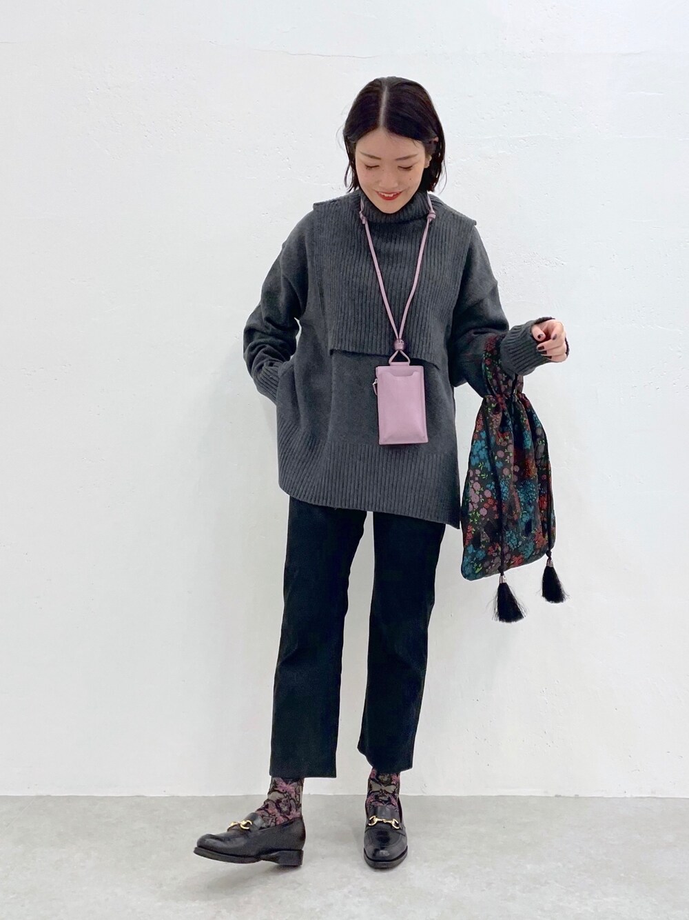 「ニット、ピンク、花柄、ローファー、タートルネック、巾着バッグ、つけ襟、ear PAPILLONNER、イアパピヨネ、ビッグシルエット、休日コーデ、マイベストコーデ2021、革靴、ミニバッグ、ポシェット」｜「ear PAPILLONNERの【SUM1 STYLE（スミ スタイル）】タートル襟付きニット（ニット/セーター、グレー系）」を使った、ear_yamadaさん（レディース・159cm）の冬コーディネートの2枚目の写真