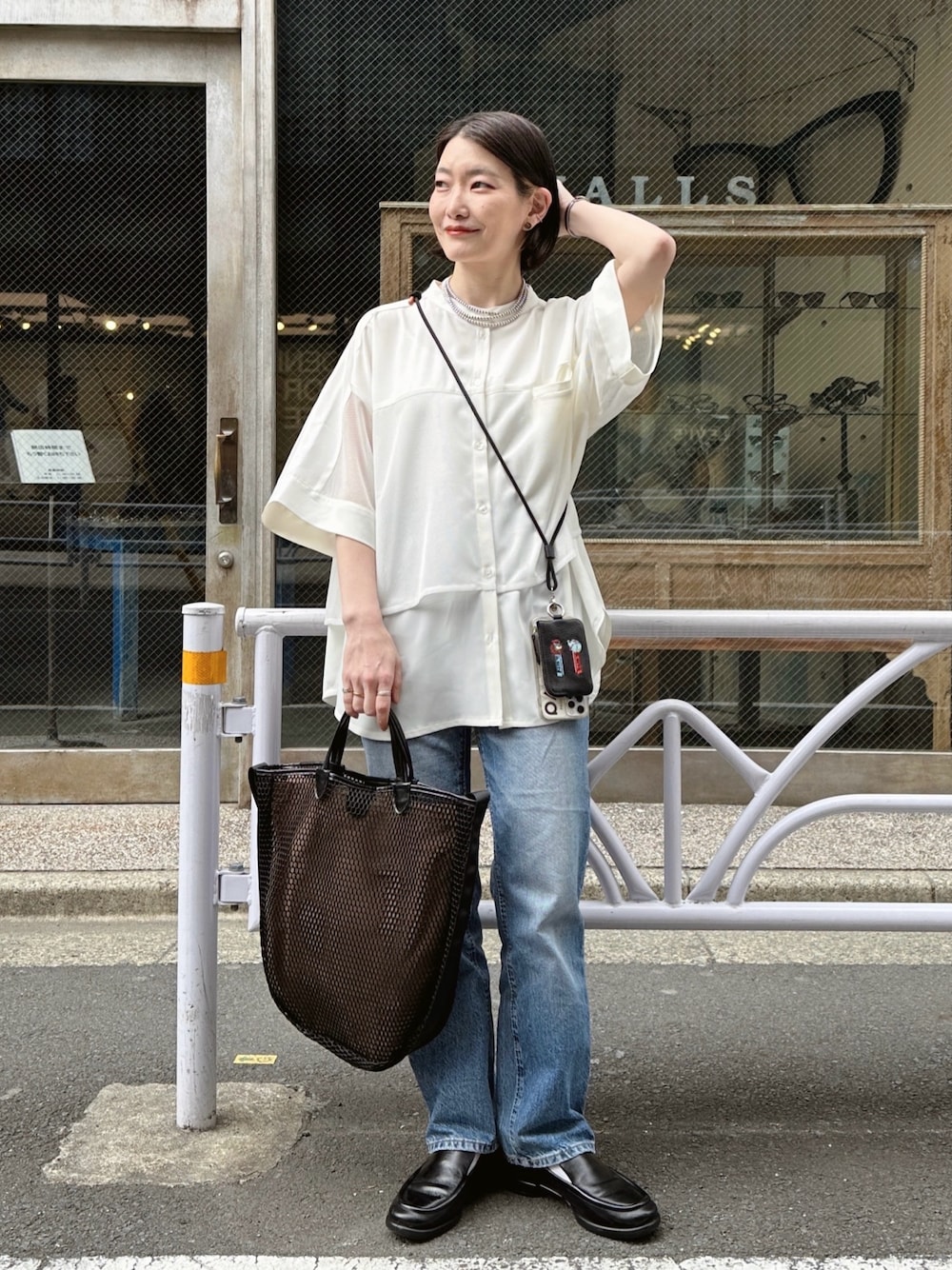 「イアパピヨネ、ear PAPILLONNER、春のNewスタイル、シアートップス、デニム、大人カジュアル、ショルダーバッグ、ローファー、休日スタイル、スポーツミックス、ブラウス、トートバッグ、モノトーン、お出かけコーデ、レイヤードスタイル」｜「インスタ😊のアイテム（その他、ピンク系）」を使った、ear_yamadaさん（レディース・159cm）の春コーディネートの1枚目の写真