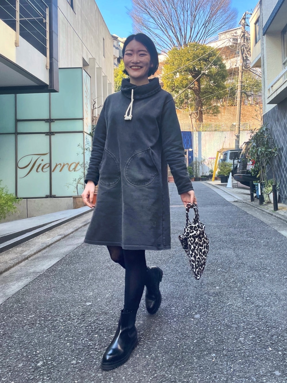 「厚底シューズ、シンプルコーデ、オトナカジュアル、スウェット、スウェットワンピース、ひょう柄、フーディー、USAコットン、猫、カジュアルコーデ、サイドゴアブーツ、ショートブーツ、ワンピース、バッグ、アニマル柄」｜「green label relaxingの【別注】＜MARITAN(マリタン)＞ サイドゴア ブーツ（ブーツ、ブラック系）」を使った、ear_yamadaさん（レディース・159cm）の冬コーディネートの2枚目の写真