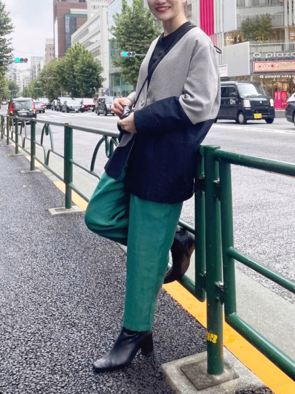 「ジャケット、グリーン、カラーパンツ、千鳥柄、カーキ、モード、休日コーデ、きれいめカジュアル、秋服、シアー、ear PAPILLONNER、秋コーデ、スクエアトゥ、イアパピヨネ、wearhalloween2021」｜「SHIPSのFLAMENQUITAS:スクエアトゥミドルブーツ◇（ブーツ、ブラック系）」を使った、ear_yamadaさん（レディース・159cm）の秋コーディネートの1枚目の写真