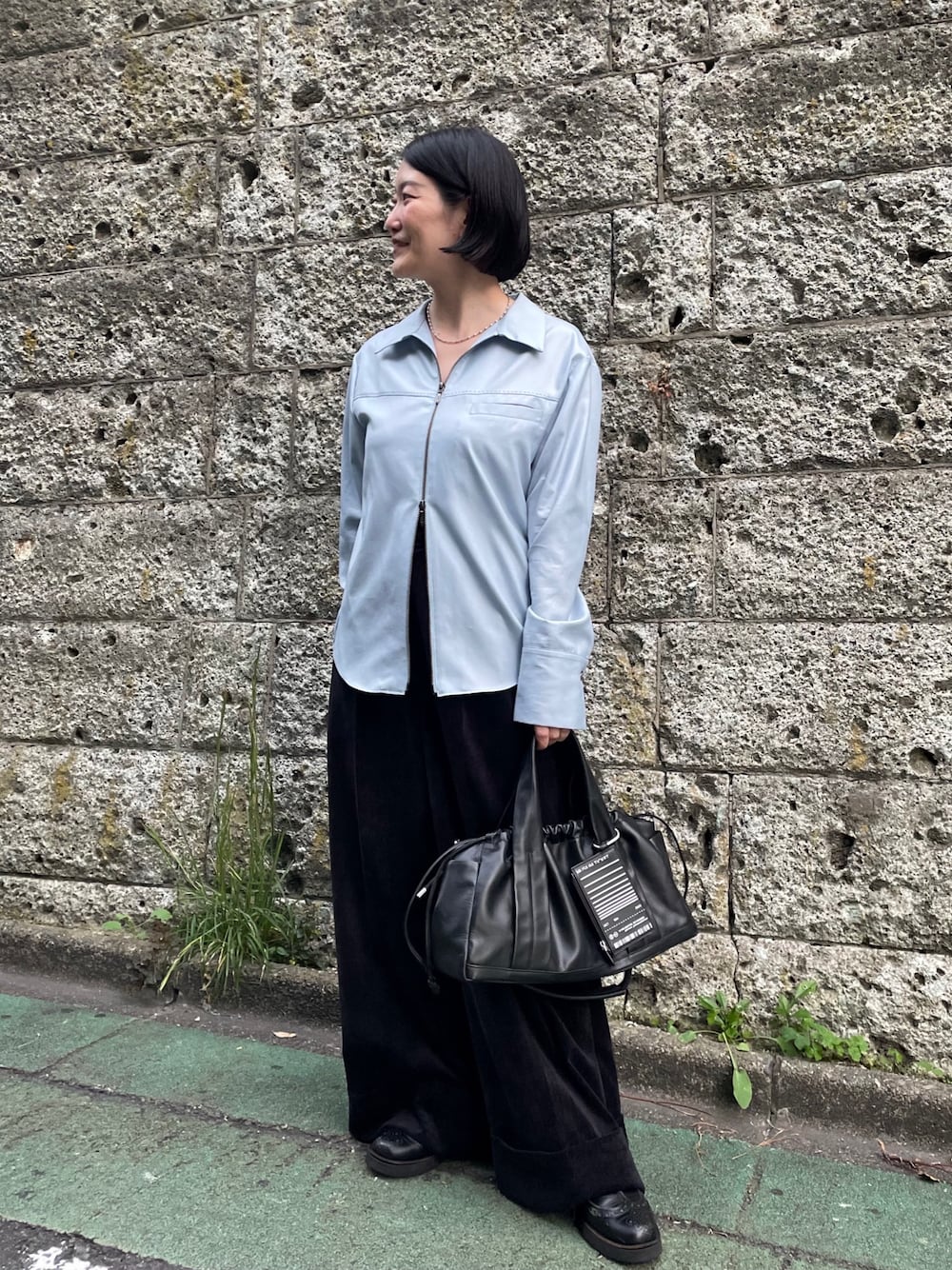 ブラック系のボストンバッグ、ブラック系のその他パンツ、ブラック系のその他を着用したレディースの秋コーディネートの1枚目の写真