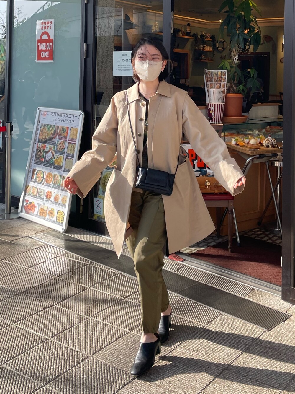 「イアパピヨネ、ear PAPILLONNER、トレンチコート、はじめましてコーデ、ベスト、ブーツ、ビッグシルエット、セットアップ、グリーン、シアートップス、カーゴパンツ、春アウター、レイヤードスタイル、アースカラー、カラー×コーデ」｜「beautiful peopleのアイテム（パンツ、グリーン系）」を使った、ear_yamadaさん（レディース・159cm）の春コーディネートの1枚目の写真