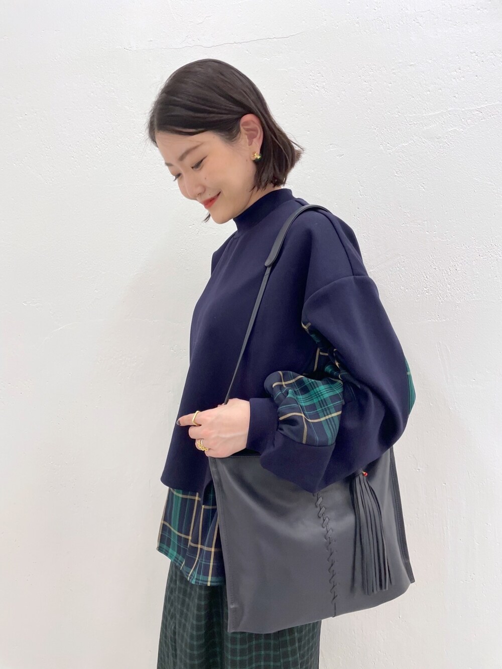 「トートバッグ、グリーン、レイヤードスタイル、オーバーサイズ、休日コーデ、シンプルコーデ、ear PAPILLONNER、スクエアバッグ、イアパピヨネ、チェック柄に恋してる、マイベストコーデ2021、スウェット、きれいめカジュアル、ネイビー、クリスマスに着たい服」｜「ear PAPILLONNERの【Brooklyn Charm(ブルックリンチャーム)×ear】コラボフリンジトート（トートバッグ、ブルー系）」を使った、ear_yamadaさん（レディース・159cm）の冬コーディネートの3枚目の写真