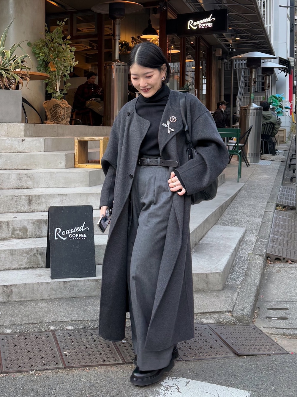 「スラックス、大人女子、シンプル、グレーコーデ、イアパピヨネ、ear PAPILLONNER、通勤コーデ、通勤スタイル」｜「ear PAPILLONNERの《日本製》カトラリーブローチ（ブローチ/コサージュ、シルバー系）」を使った、ear_yamadaさん（レディース・159cm）の冬コーディネートの1枚目の写真