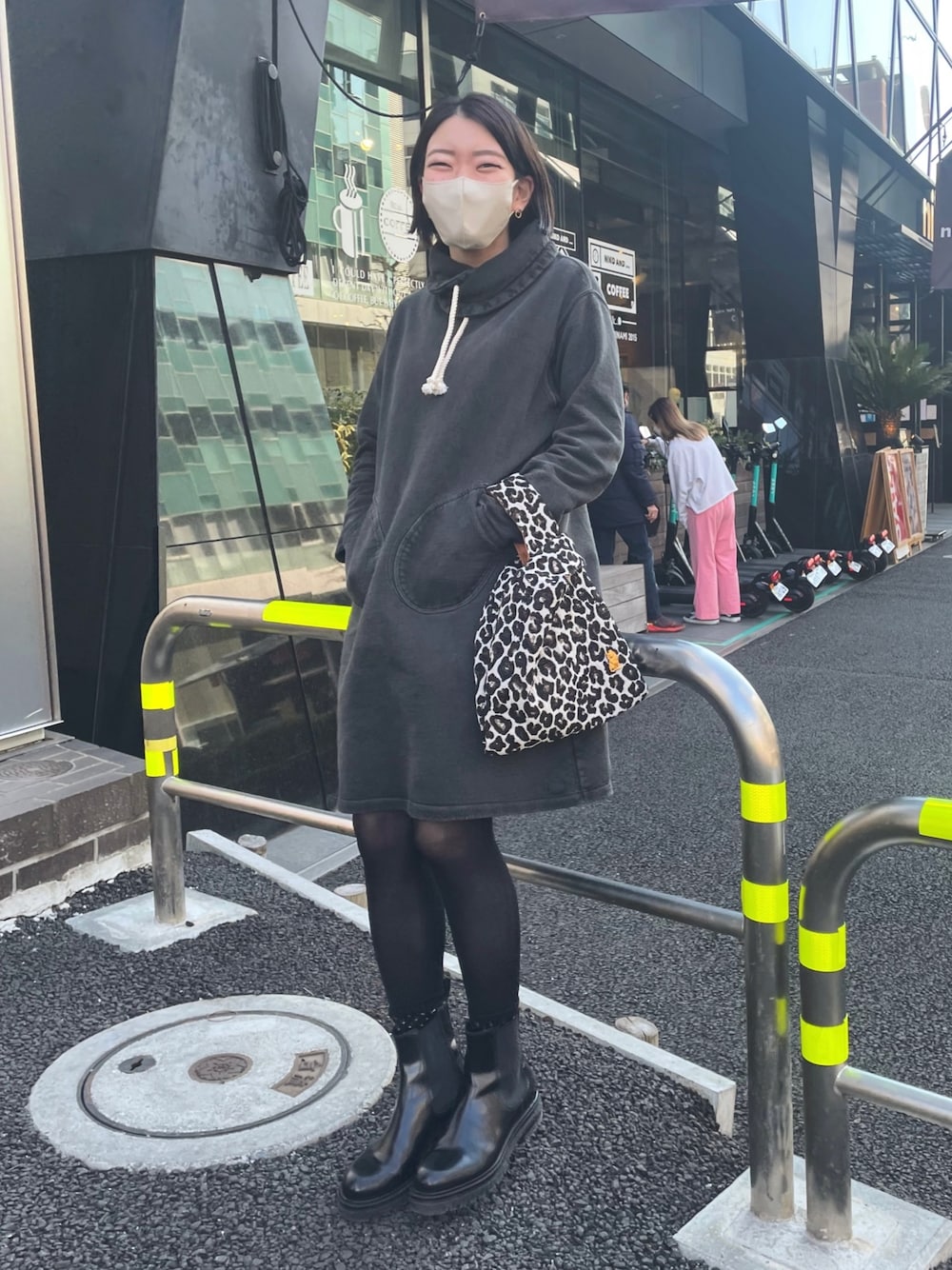 「厚底シューズ、シンプルコーデ、オトナカジュアル、スウェット、スウェットワンピース、ひょう柄、フーディー、USAコットン、猫、カジュアルコーデ、サイドゴアブーツ、ショートブーツ、ワンピース、バッグ、アニマル柄」｜「green label relaxingの【別注】＜MARITAN(マリタン)＞ サイドゴア ブーツ（ブーツ、ブラック系）」を使った、ear_yamadaさん（レディース・159cm）の冬コーディネートの1枚目の写真