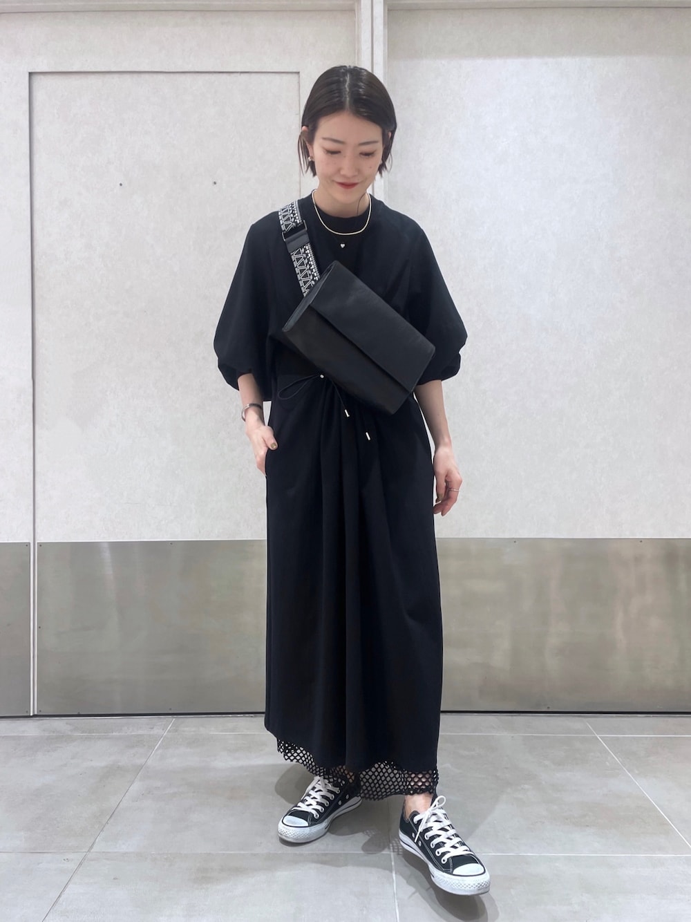 「イアパピヨネ、ear PAPILLONNER、きれいめカジュアル、春服デビュー宣言、ビッグシルエット、スクエアバッグ、春服みてみて、スウェット、休日スタイル、モノトーン、春コーデ、ショルダーバッグ、ワンピース、ボディバッグ、ボリューム袖」｜「インスタ😊のアイテム（その他、ピンク系）」を使った、ear_yamadaさん（レディース・159cm）の春コーディネートの1枚目の写真