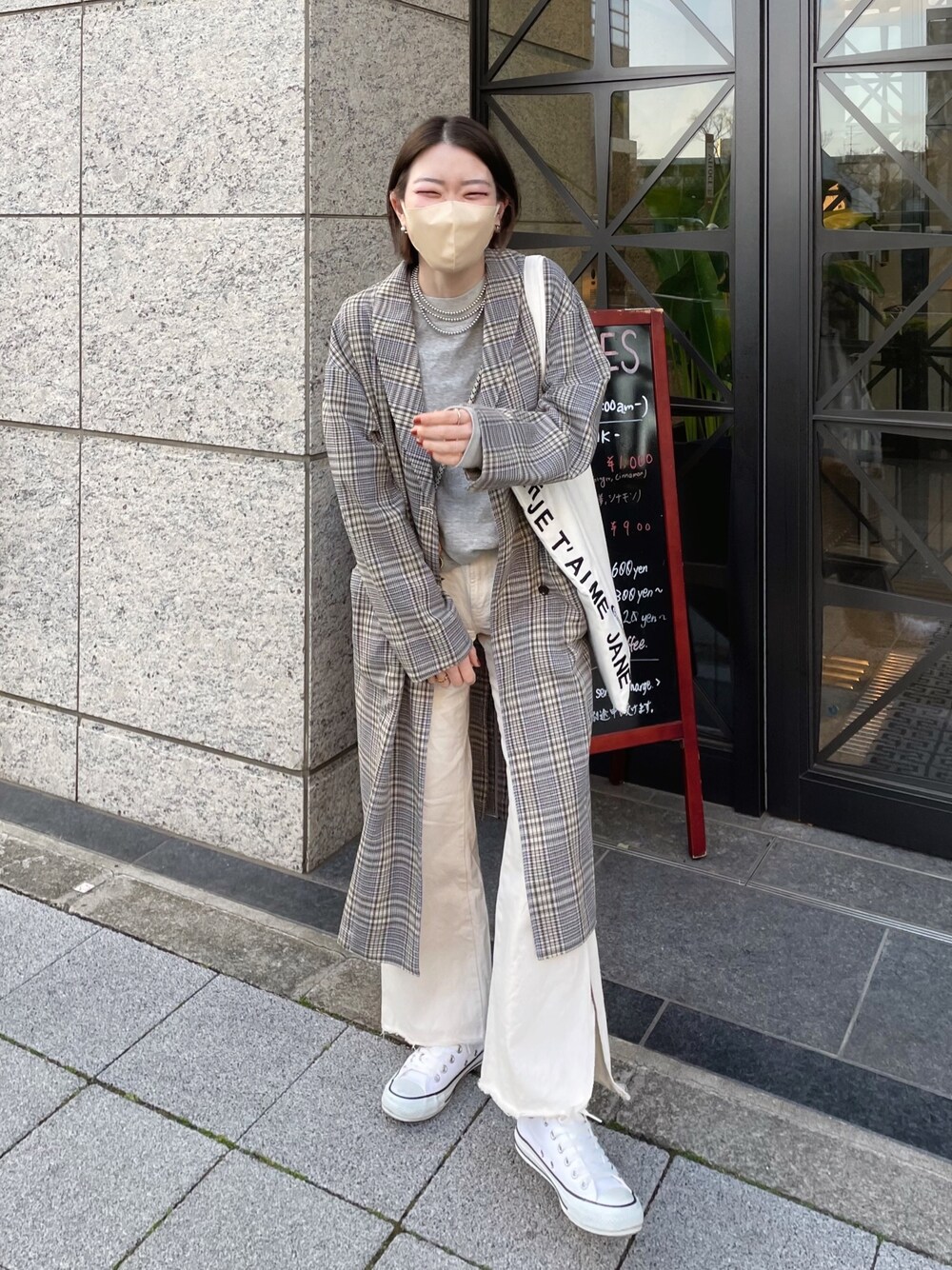 「イアパピヨネ、ear PAPILLONNER、いまどきジャケット写真、休日スタイル、トレンチコート、白スニーカー、カラーパンツ、春コーデ、オフィスカジュアル、韓国ファッション、コンバース、レイヤードスタイル、シンプルコーデ、デニム、ロゴトート」｜「インスタ😊のアイテム（その他、ピンク系）」を使った、ear_yamadaさん（レディース・159cm）の春コーディネートの1枚目の写真