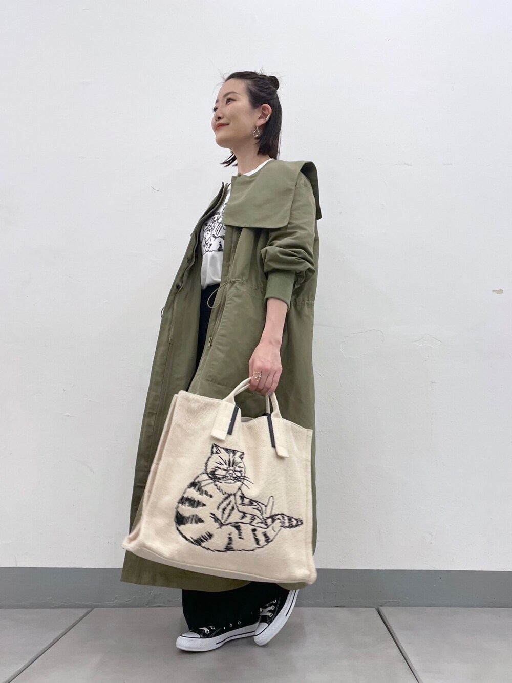 「レイヤードスタイル、タックイン、ビッグカラー、トートバッグ、イアパピヨネ、ear PAPILLONNER、コンバース、ロゴT、春アウター、カジュアルコーデ、猫の日、猫、ボリューム袖、つけ襟、春コーデ」｜「CONVERSEのCONVERSE コンバース ALL STAR OX オールスター オックス（スニーカー、ブラック系）」を使った、ear_yamadaさん（レディース・159cm）の冬コーディネートの2枚目の写真