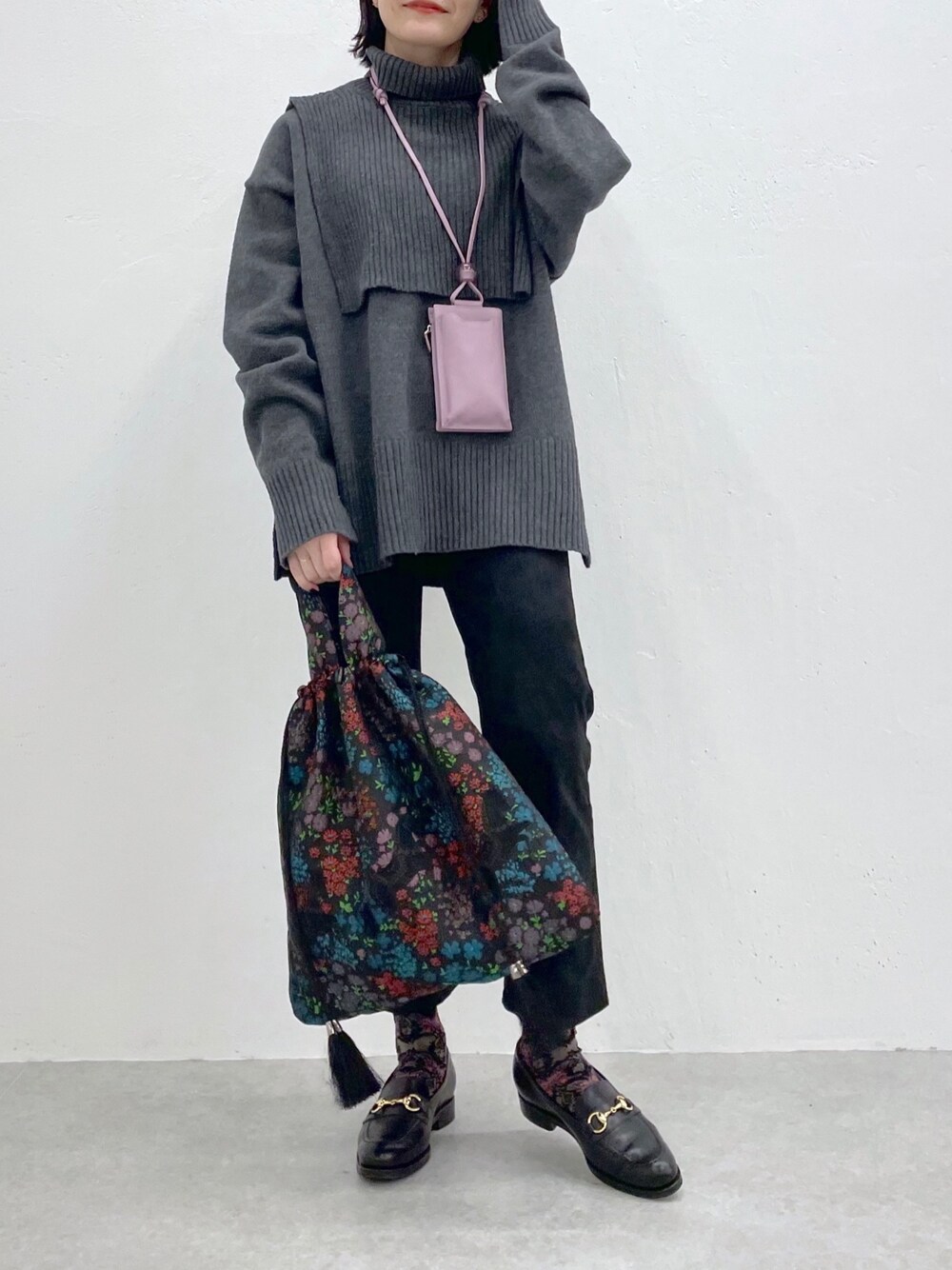 「ニット、ピンク、花柄、ローファー、タートルネック、巾着バッグ、つけ襟、ear PAPILLONNER、イアパピヨネ、ビッグシルエット、休日コーデ、マイベストコーデ2021、革靴、ミニバッグ、ポシェット」｜「ear PAPILLONNERの【SUM1 STYLE（スミ スタイル）】タートル襟付きニット（ニット/セーター、グレー系）」を使った、ear_yamadaさん（レディース・159cm）の冬コーディネートの3枚目の写真
