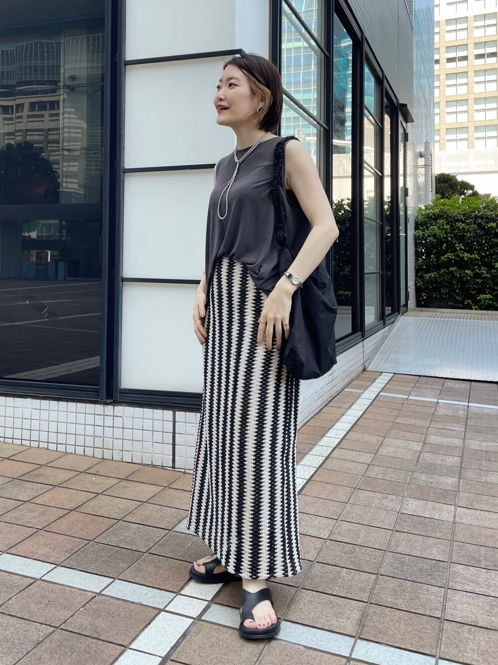 「イアパピヨネ、ear PAPILLONNER、モノトーン、休日スタイル、ショルダーバッグ、韓国ファッション、シンプルコーデ、ビッグシルエット、レイヤードスタイル、厚底シューズ、お出かけコーデ、きれいめカジュアル、ロングスカート、サンダル、ストライプ」｜「インスタ😊のアイテム（その他、ピンク系）」を使った、ear_yamadaさん（レディース・159cm）の夏コーディネートの1枚目の写真