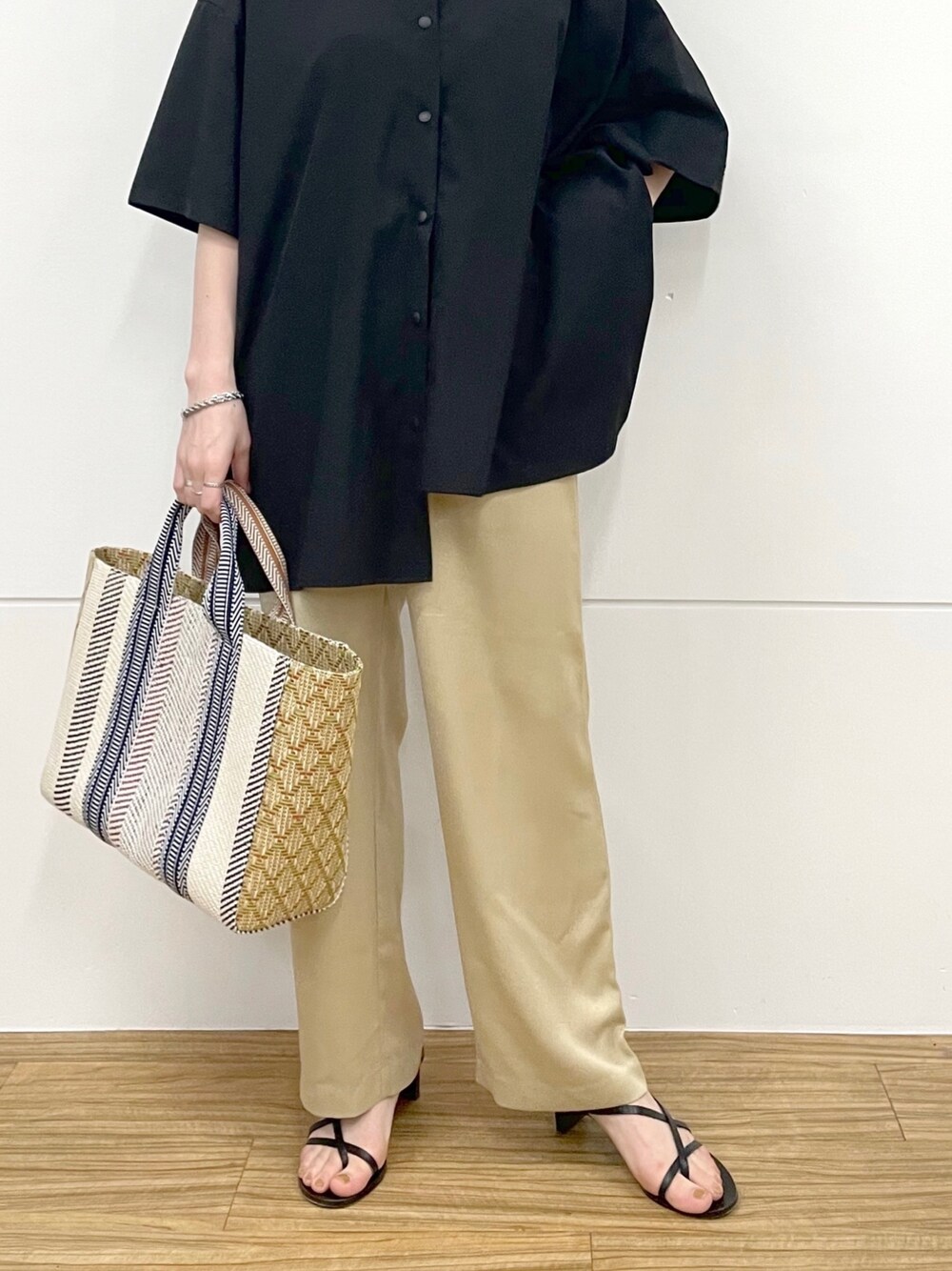 「シャツスタイル、カラーパンツ、ボストンバッグ、トートバッグ、春夏コーデ、休日スタイル、ビッグシルエット、きれいめカジュアル、イアパピヨネ、ear PAPILLONNER、かごバッグ、夏コーデ、カラー×コーデ、リラックススタイル、モード」｜「ear PAPILLONNERの”SUM1 STYLE（スミ スタイル）”　アシンメトリーシャツ（シャツ/ブラウス、ブラック系）」を使った、ear_yamadaさん（レディース・159cm）の春コーディネートの3枚目の写真