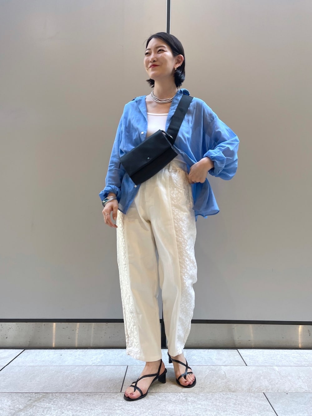 「イアパピヨネ、ear PAPILLONNER、夏コーデ、きれいめカジュアル、シアーシャツ、スクエアバッグ、夏だ！Tシャツ着よう！、白パンツ、シャツスタイル、ボディバッグ、大人カジュアル、カラーコーデ、ホワイトパンツ、シンプルコーデ、真夏のアクティブスタイル」｜「UNIQLOのアイテム（トップス、ホワイト系）」を使った、ear_yamadaさん（レディース・159cm）の夏コーディネートの1枚目の写真