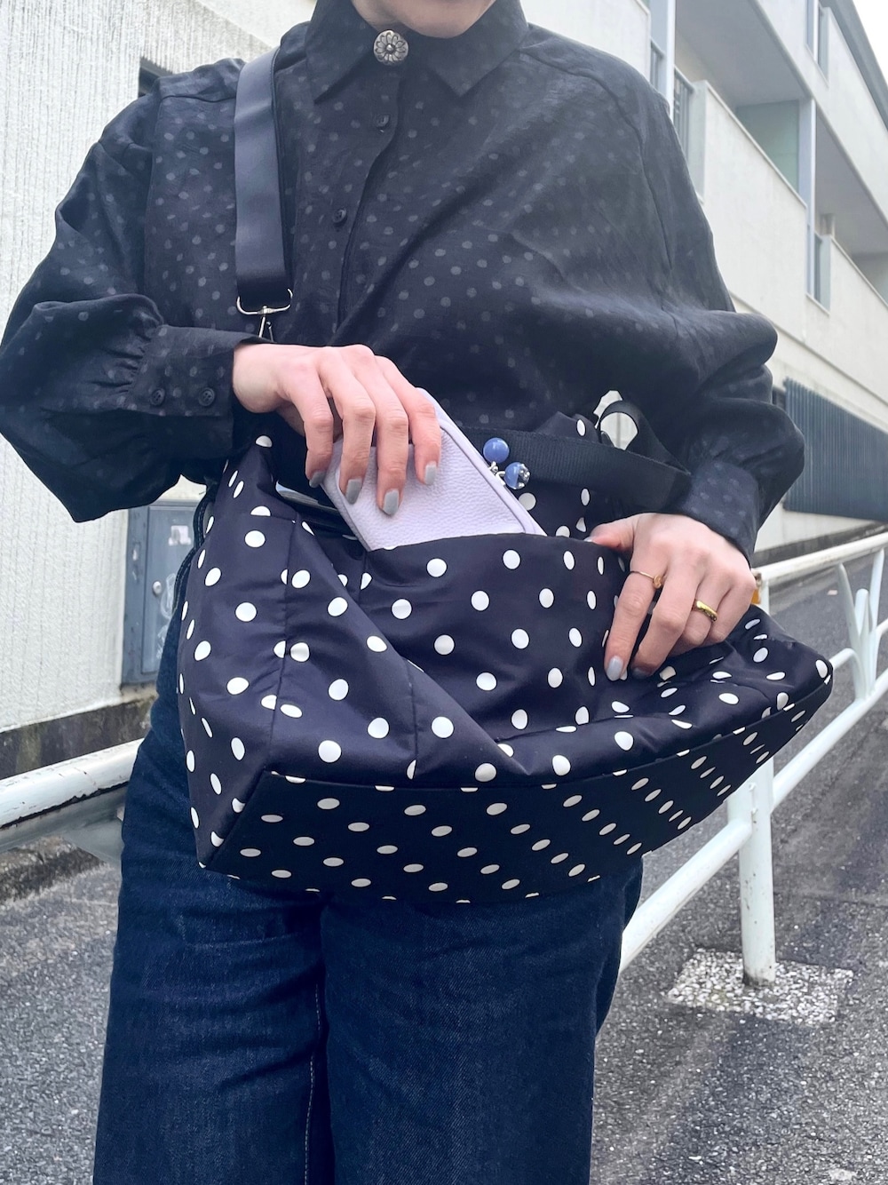 「ボリューム袖、コンバース、私の推しブランド、レイヤードスタイル、ワントーンコーデ、タックイン、きれいめカジュアル、モノトーン、ドット柄、デニム、イアパピヨネ、ear PAPILLONNER、シアートップス、シャツスタイル、シャツ」｜「CONVERSEのCONVERSE コンバース ALL STAR OX オールスター オックス（スニーカー、ブラック系）」を使った、ear_yamadaさん（レディース・159cm）の冬コーディネートの3枚目の写真