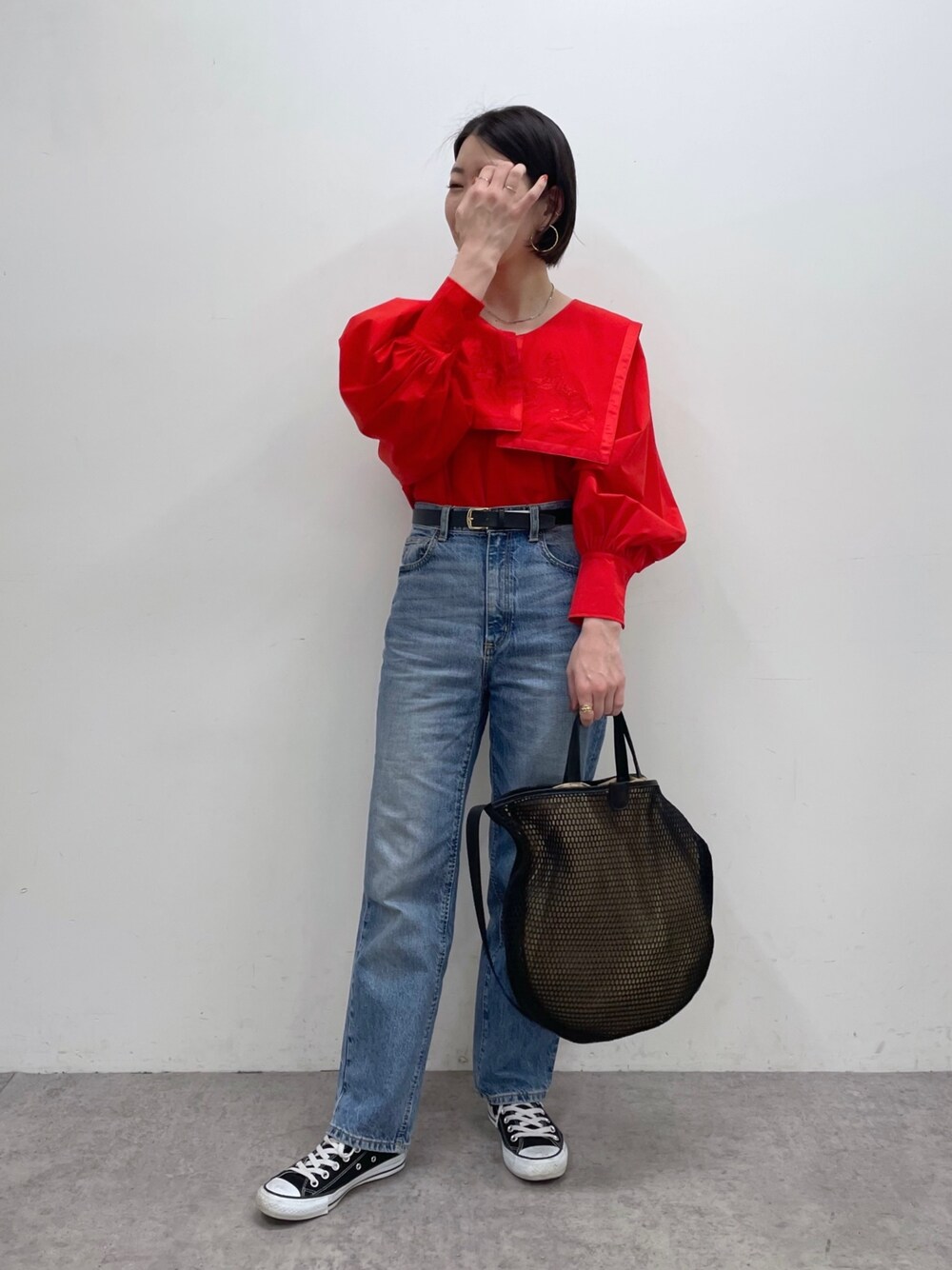 「イアパピヨネ、ear PAPILLONNER、GU、タックイン、コンバース、デニム、シャツスタイル、ビッグカラー、ボリューム袖、ビッグシルエット、ブラウス、春カラー、大人かわいい、シンプルコーデ、春コーデ」｜「ear PAPILLONNERのメッシュライトショルダー&トートバッグ（ショルダーバッグ、ブラック系）」を使った、ear_yamadaさん（レディース・159cm）の冬コーディネートの2枚目の写真