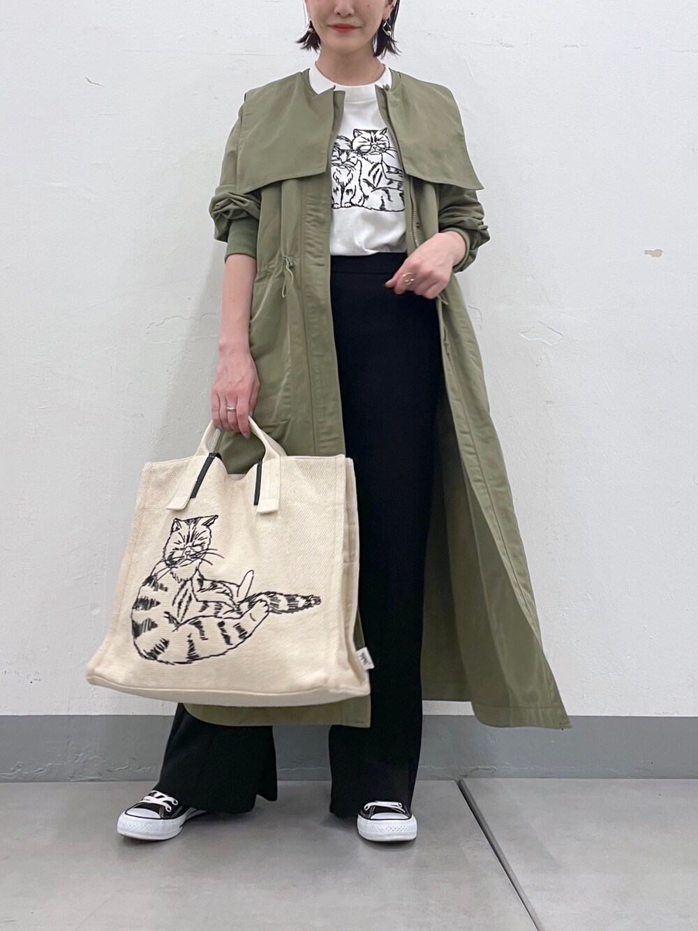 「レイヤードスタイル、タックイン、ビッグカラー、トートバッグ、イアパピヨネ、ear PAPILLONNER、コンバース、ロゴT、春アウター、カジュアルコーデ、猫の日、猫、ボリューム袖、つけ襟、春コーデ」｜「CONVERSEのCONVERSE コンバース ALL STAR OX オールスター オックス（スニーカー、ブラック系）」を使った、ear_yamadaさん（レディース・159cm）の冬コーディネートの1枚目の写真