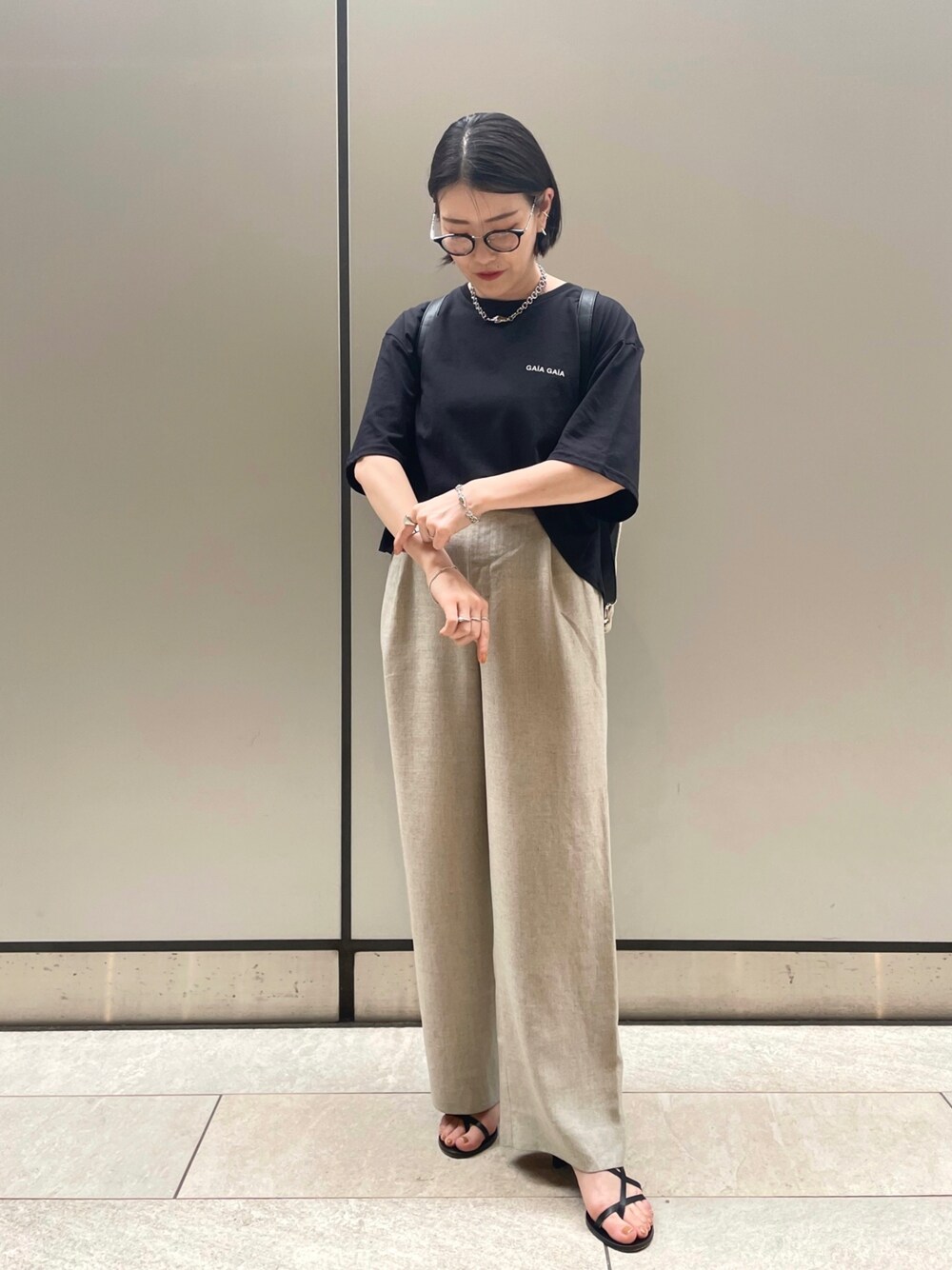 「イアパピヨネ、ear PAPILLONNER、ビッグシルエット、きれいめカジュアル、カラー×コーデ、タックイン、モノトーン、モード、ロゴT、ゆるコーデ、リュック、リラックススタイル、Tシャツ、休日コーデ、大人カジュアル」｜「BEAUTY&YOUTH UNITED ARROWSのアイテム（パンツ、ベージュ系）」を使った、ear_yamadaさん（レディース・159cm）の春コーディネートの4枚目の写真