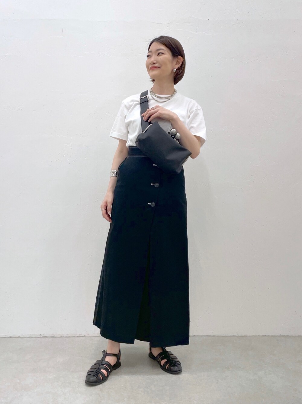 「イアパピヨネ、ear PAPILLONNER、お出かけコーデ日記、ストリート、春夏コーデ、モード、初夏コーデ、モノトーン、休日スタイル、ショルダーバッグ、韓国ファッション、デニム、シンプルコーデ、サンダル、Tシャツ」｜「インスタ😊のアイテム（その他、ピンク系）」を使った、ear_yamadaさん（レディース・159cm）の春コーディネートの1枚目の写真