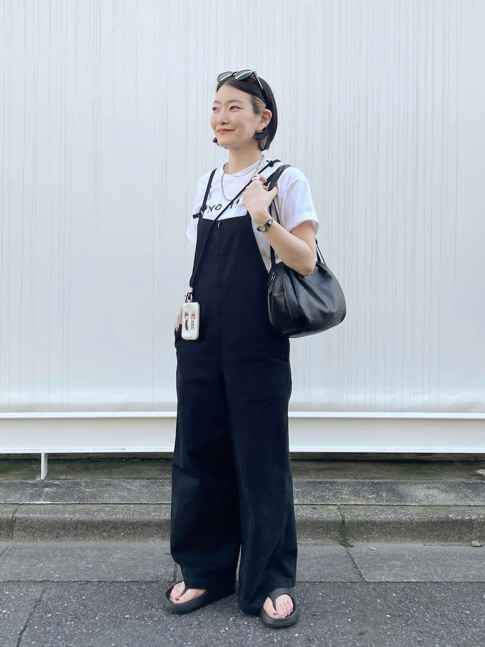 「夏コーデ、夏だ！Tシャツ着よう！、レイヤードスタイル、サングラス、スポーツミックス、サンダル、韓国ファッション、厚底シューズ、きれいめカジュアル、お出かけコーデ、イアパピヨネ、ear PAPILLONNER、オールインワン、Tシャツ、モノトーンコーデ」｜「ear PAPILLONNERの【PEZ(ペッツ) ×ear】牛革モバイルストラップショルダー（その他小物、ブラック系）」を使った、ear_yamadaさん（レディース・159cm）の夏コーディネートの1枚目の写真