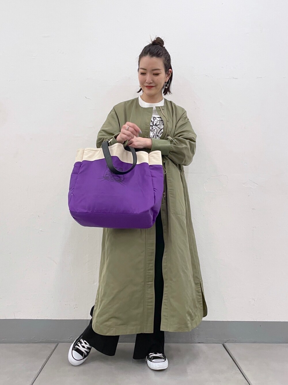 「レイヤードスタイル、タックイン、ビッグカラー、トートバッグ、イアパピヨネ、ear PAPILLONNER、コンバース、ロゴT、春アウター、カジュアルコーデ、猫の日、猫、ボリューム袖、つけ襟、春コーデ」｜「CONVERSEのCONVERSE コンバース ALL STAR OX オールスター オックス（スニーカー、ブラック系）」を使った、ear_yamadaさん（レディース・159cm）の冬コーディネートの4枚目の写真