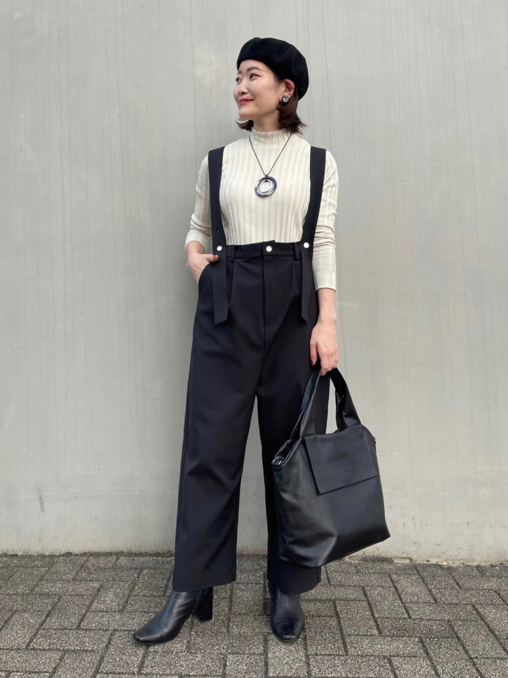 「トートバッグ、ベレー帽、サスペンダー、モノトーン、ear PAPILLONNER、イアパピヨネ、wearhalloween2021、だから秋服が好き、タックイン、タートルネック、スニーカーコーデ、ワイドパンツ、シンプルコーデ、レザーバッグ、ネックレス」｜「ear PAPILLONNERのレザーフラップ２WAYトートバッグ　Lサイズ（トートバッグ、ブラック系）」を使った、ear_yamadaさん（レディース・159cm）の秋コーディネートの1枚目の写真