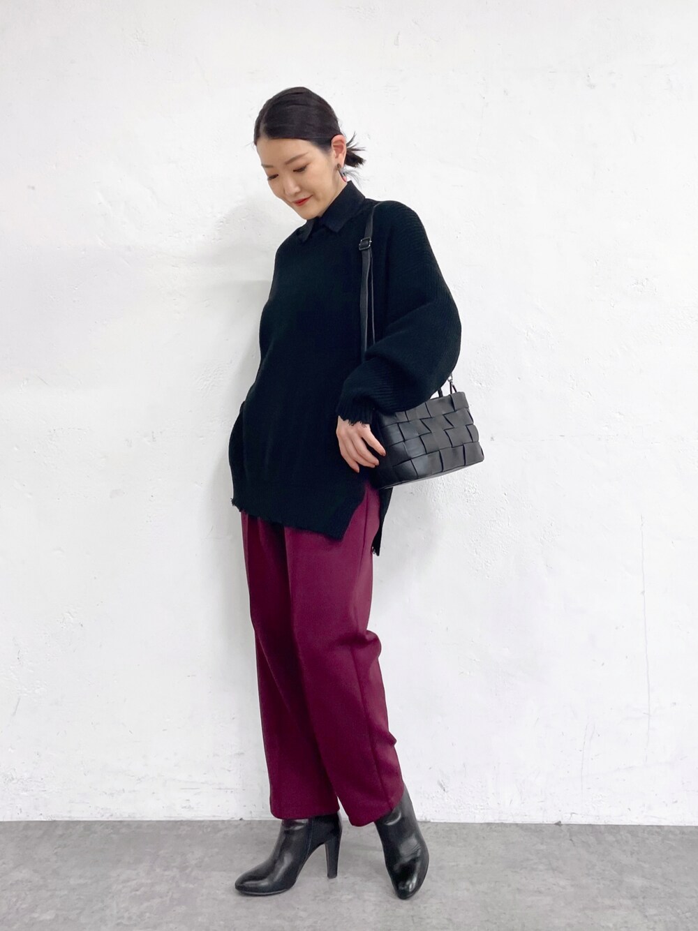 「ニット、トートバッグ、カラーパンツ、冬コーデ、レイヤードスタイル、シャツスタイル、ear PAPILLONNER、イアパピヨネ、ビッグシルエット、ミニバッグ、スクエアバッグ、ブーツ、ボルドー、スウェットパンツ、センタープレス」｜「ear PAPILLONNERの【SUM1 STYLE】(WEB限定カラー：グリーン)センターラインカラーパンツ（スラックス、レッド系）」を使った、ear_yamadaさん（レディース・159cm）の秋コーディネートの1枚目の写真