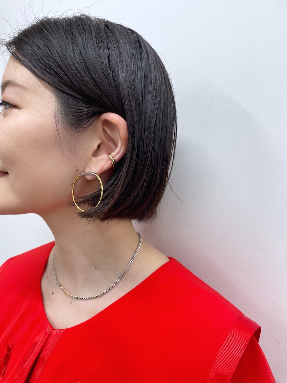 「イアパピヨネ、ear PAPILLONNER、GU、タックイン、コンバース、デニム、シャツスタイル、ビッグカラー、ボリューム袖、ビッグシルエット、ブラウス、春カラー、大人かわいい、シンプルコーデ、春コーデ」｜「ear PAPILLONNERのメッシュライトショルダー&トートバッグ（ショルダーバッグ、ブラック系）」を使った、ear_yamadaさん（レディース・159cm）の冬コーディネートの4枚目の写真