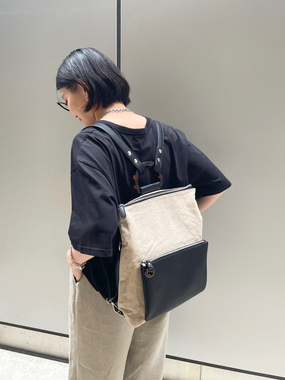 「イアパピヨネ、ear PAPILLONNER、ビッグシルエット、きれいめカジュアル、カラー×コーデ、タックイン、モノトーン、モード、ロゴT、ゆるコーデ、リュック、リラックススタイル、Tシャツ、休日コーデ、大人カジュアル」｜「BEAUTY&YOUTH UNITED ARROWSのアイテム（パンツ、ベージュ系）」を使った、ear_yamadaさん（レディース・159cm）の春コーディネートの3枚目の写真