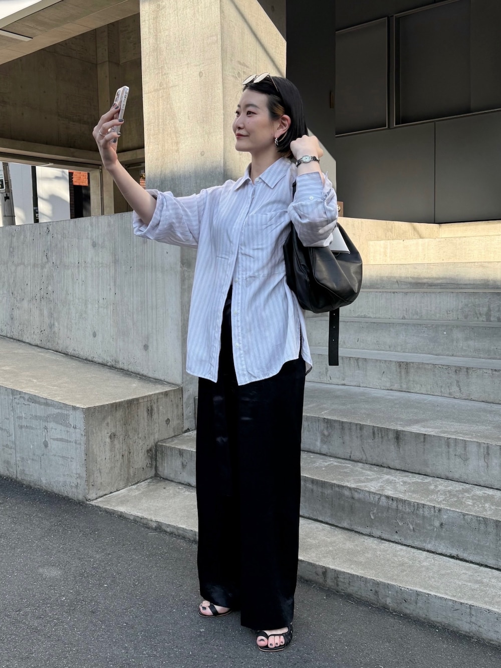 「サングラス、ワイドパンツ、サンダル、韓国ファッション、最近のいい感じコーデ、ストライプシャツ、春夏コーデ、シンプルコーデ、きれいめカジュアル、お出かけコーデ、シャツスタイル、ショルダーバッグ、30代コーデ、イアパピヨネ、ear PAPILLONNER」｜「ear PAPILLONNERの《本革》スワロ―マチショルダーバッグ（ショルダーバッグ、ブラック系）」を使った、ear_yamadaさん（レディース・159cm）の春コーディネートの1枚目の写真