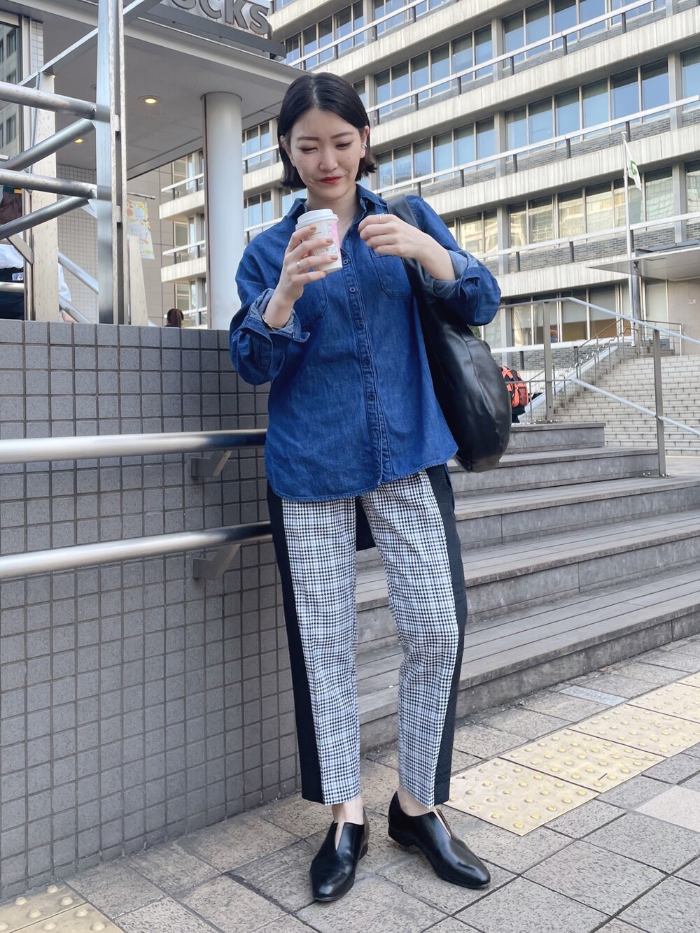 「イアパピヨネ、ear PAPILLONNER、シャツスタイル、オフィスカジュアル、通勤コーデ、デニムシャツ、ローファー×靴下、トートバッグ、シンプルコーデ、チェック柄、ダンガリーシャツ、きれいめカジュアル、カラー×コーデ、デニム、デニムっていいよね」｜「ear PAPILLONNERの"SUM1 STYLE（スミ スタイル）" サマーチェックパンツ（その他パンツ、その他）」を使った、ear_yamadaさん（レディース・159cm）の春コーディネートの1枚目の写真