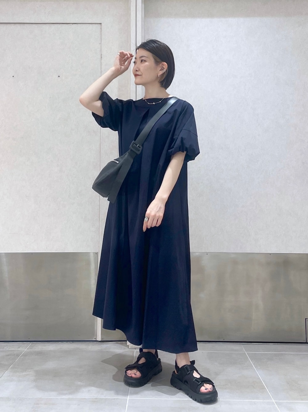 「イアパピヨネ、ear PAPILLONNER、初夏コーデ、休日スタイル、モノトーン、ショルダーバッグ、韓国ファッション、シンプルコーデ、ミニバッグ、ビッグシルエット、厚底シューズ、お出かけコーデ、きれいめカジュアル、スポーツサンダル、ボリューム袖」｜「インスタ😊のアイテム（その他、ピンク系）」を使った、ear_yamadaさん（レディース・159cm）の夏コーディネートの1枚目の写真