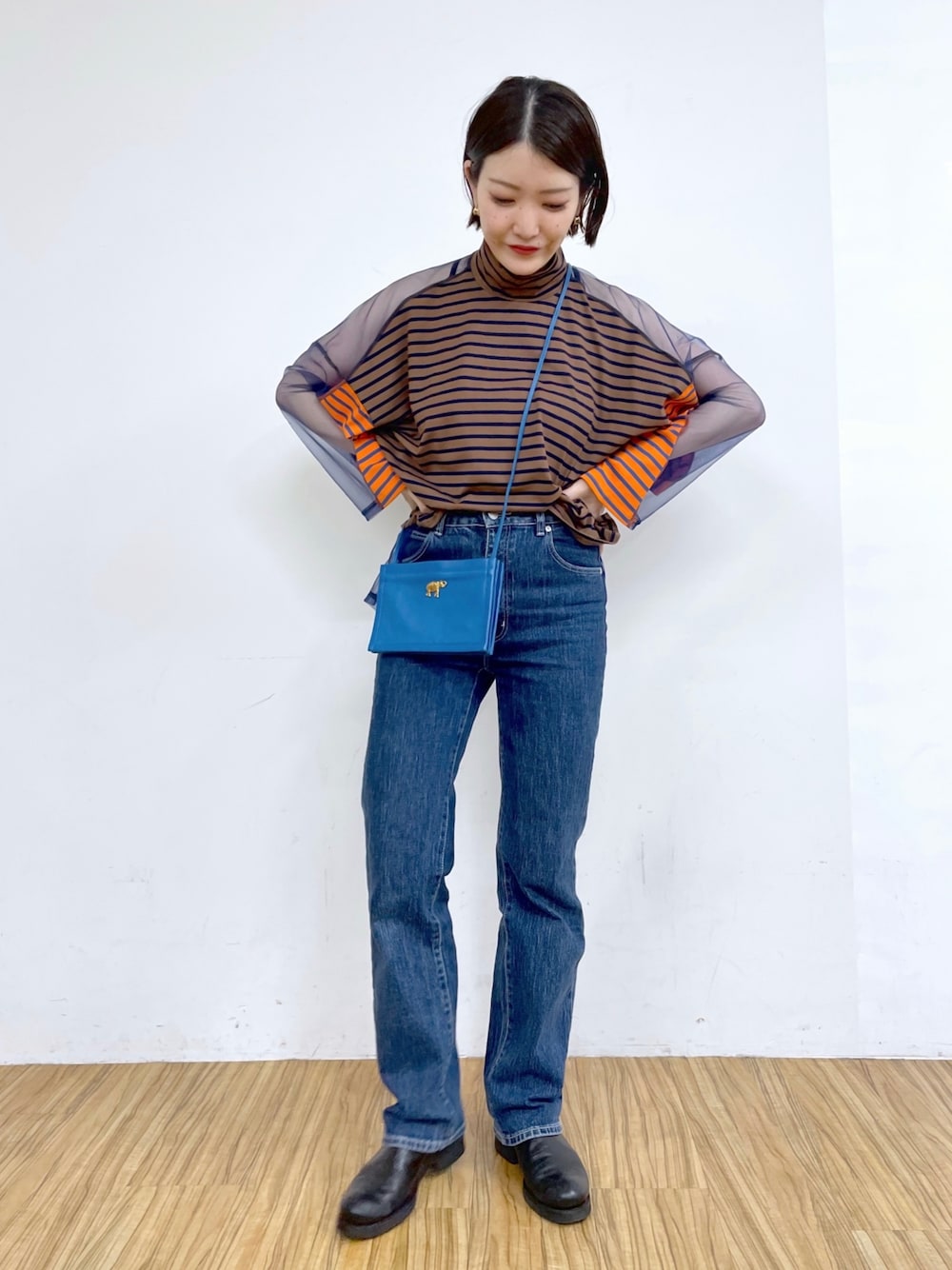 「イアパピヨネ、ear PAPILLONNER、シアーシャツ、スクエアバッグ、ストリート、タックイン、柄シャツ、デニムパンツ、大人カジュアル、秋服準備はじめました、ハイウエスト、ブラウン、厚底シューズ、ブーツ、ショルダーバッグ」｜「インスタ😊のアイテム（その他、ピンク系）」を使った、ear_yamadaさん（レディース・159cm）の夏コーディネートの1枚目の写真