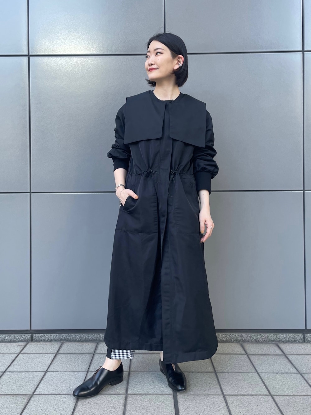 「イアパピヨネ、ear PAPILLONNER、ビッグカラー、ビッグシルエット、ロングワンピース、きれいめカジュアル、春アウター、ローファー、ブラックコーデ、レイヤードスタイル、デニムシャツ、スラックス、チェックパンツ、オフィスカジュアル、モノトーンコーデ」｜「ear PAPILLONNERの【SUM1 STYLE（スミ スタイル）】襟付き2WAY馬刺繍トレンチコート（トレンチコート、グリーン系）」を使った、ear_yamadaさん（レディース・159cm）の春コーディネートの1枚目の写真