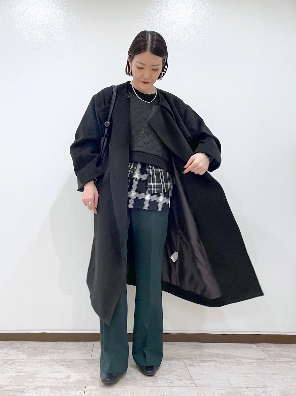 「イアパピヨネ、ear PAPILLONNER、冬コーデ、スクエアトゥ、ロングコート、クリスマスに着たい服、レイヤードスタイル、キルティング、チェック、チェック柄、カラーパンツ、フレアパンツ、ショート丈トップス、きれいめカジュアル、差し色」｜「インスタ😊のアイテム（その他、ピンク系）」を使った、ear_yamadaさん（レディース・159cm）の秋コーディネートの1枚目の写真