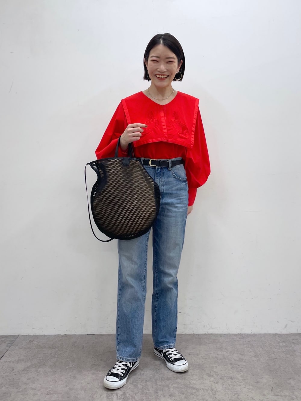 「イアパピヨネ、ear PAPILLONNER、GU、タックイン、コンバース、デニム、シャツスタイル、ビッグカラー、ボリューム袖、ビッグシルエット、ブラウス、春カラー、大人かわいい、シンプルコーデ、春コーデ」｜「ear PAPILLONNERのメッシュライトショルダー&トートバッグ（ショルダーバッグ、ブラック系）」を使った、ear_yamadaさん（レディース・159cm）の冬コーディネートの1枚目の写真
