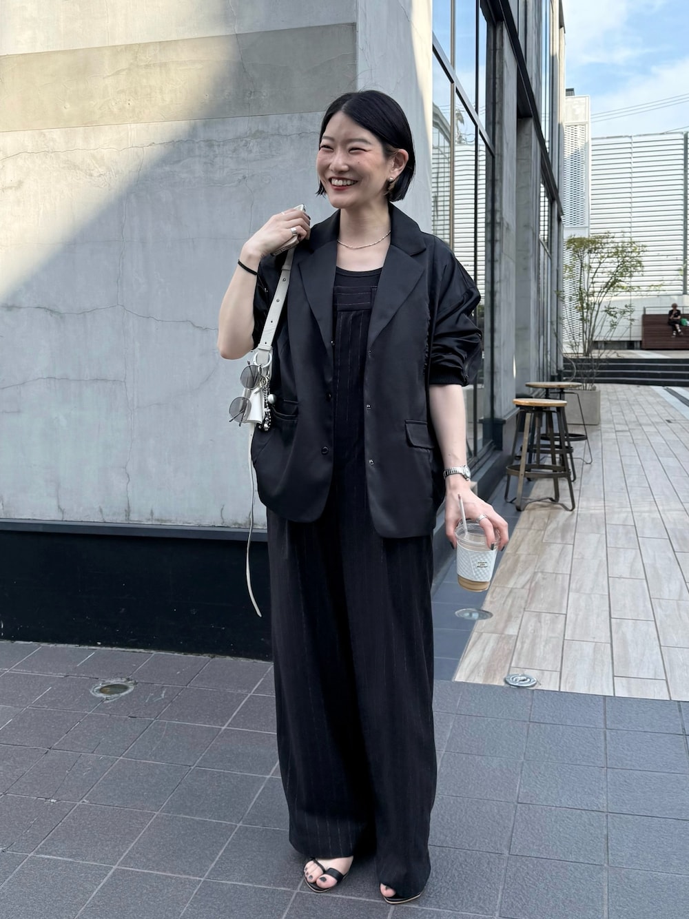 「イアパピヨネ、ear PAPILLONNER、ショルダーバッグ、大人カジュアル、休日スタイル、お出かけコーデ、モノトーン、オトナカジュアル、シンプル・ベーシック、大人かわいい、きれいめコーディネート」｜「ear PAPILLONNERのワイドサロペット【SUM1 STYLE(スミスタイル)】（サロペット/オーバーオール、ブラック系）」を使った、ear_yamadaさん（レディース・159cm）の春コーディネートの1枚目の写真